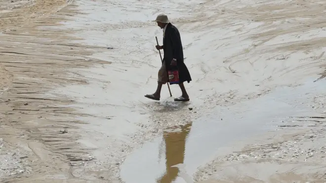 يتهم البعض السلطات التونسية بالفشل في صيانة منظومة الصرف.