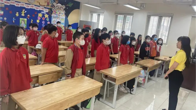 Cô trò lớp 5D trường tiểu học Tràng An ngày đầu gặp gỡ sau 8 tháng học trực tuyến