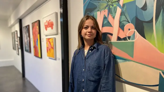 Polina Usenco in art gallery in London