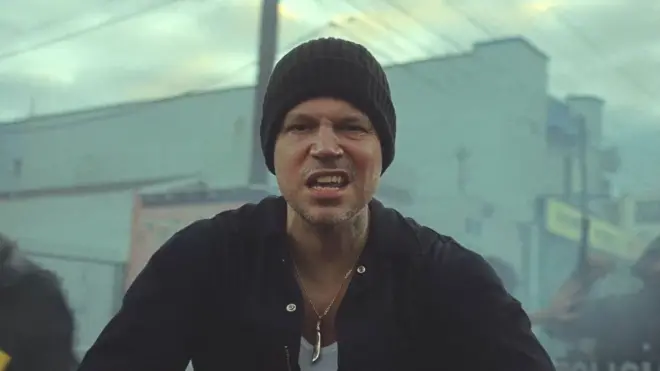 Imagen de René Pérez, Residente, en su nuevo video musical.