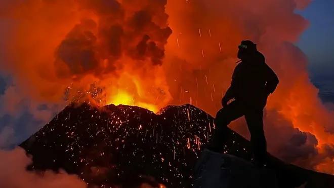 Путешественники подобрались к самому жерлу извергающегося вулкана на Камчатке