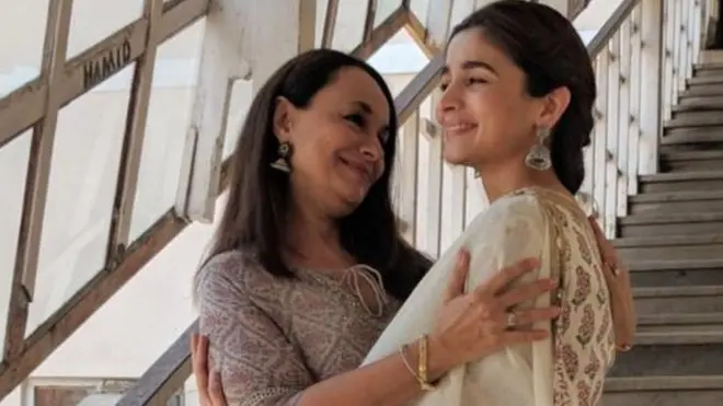 سونی کہتی ہیں وہ خوش ہیں کہ عالیہ ایک اداکارہ کے طور پر ان سے یقیناً کچھ سیکھنے والی ہے