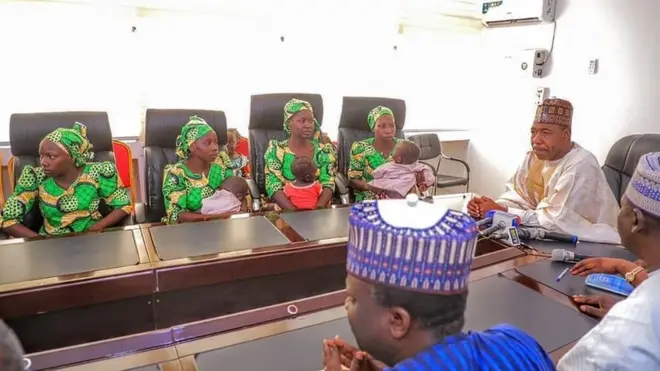 Some of di women, dia pikin with Borno state goment officials