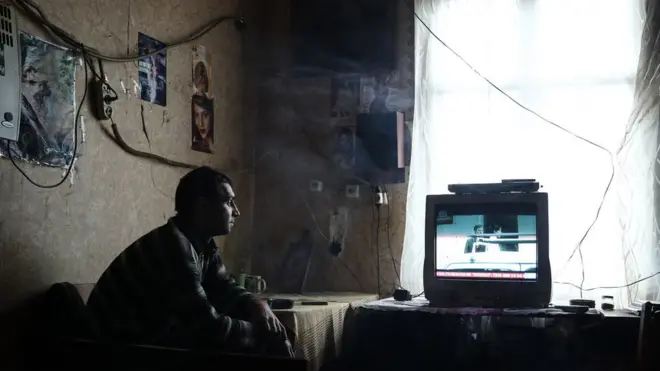 Житель Макеевки смотрит телевизор (2018 год)