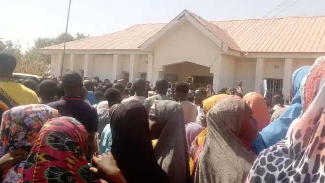 Parents as dem gada di school to find dia pikin afta di attack