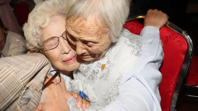 20일 금강산에서 열린 이산가족 상봉 행사 첫날 남측의 조혜도(86)씨가 북한의 언니 조순도(89·오른쪽)씨를 만나 부둥켜 안고 있다