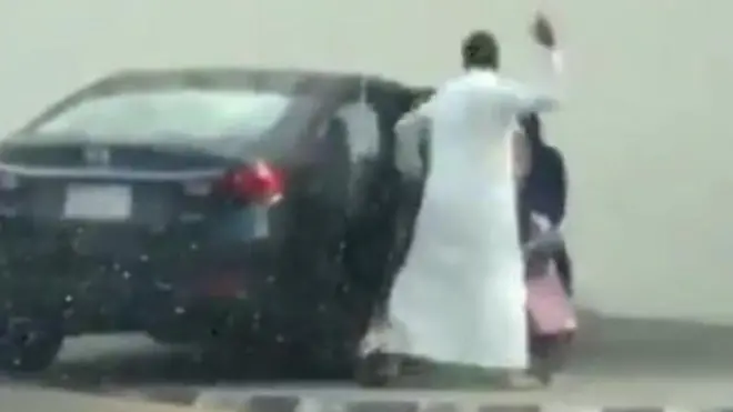 أب يعنف طفلة