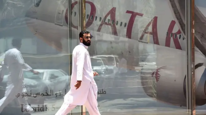 Pesawat-pesawat maskapai Qatar Airways tidak diperkenankan melintai ruang udara Uni Emirat Arab, Arab Saudi, Bahrain, dan Mesir.