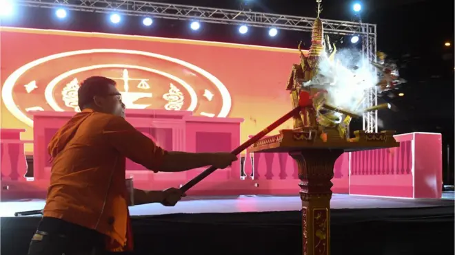 นายอรรถพล บัวใหญ่ ประกอบพิธีกรรมเชิงสัญลักษณ์ "ทุบศาล" ที่หน้าเวที่ปราศรัย ห้าแยกลาดพร้าว