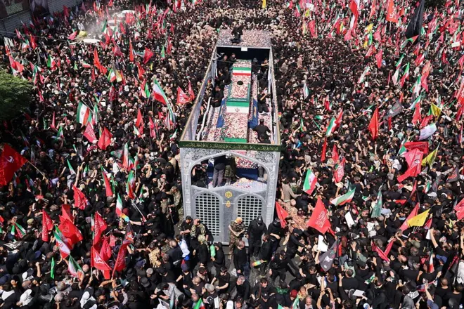 Pipo dey throway flowers on top of Khamenei coffin as e dey make im public procession for di Iran capital of Tehran