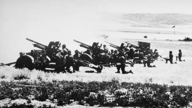 صورة أرشيفية لجنود خلف المدافع