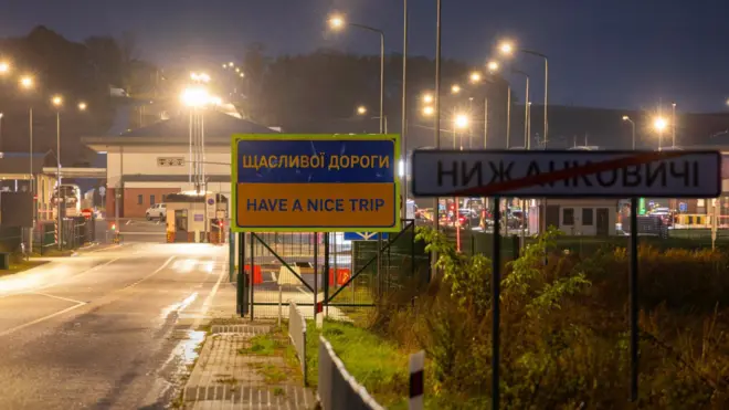 прикордонний пункт із написом "Щасливої дороги" і перекресленою табличкою "Нижанковичі"