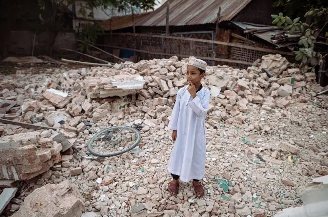 မန္တလေးက ပြိုကျ အပျက်အစီးပေါ်မှာ မတ်တပ်ရပ်နေတဲ့ မွတ်ဆလင် ကလေးငယ်တစ်ဦးကို ၂၀၂၅ ခုနှစ်၊ မတ်လ ၃၁ ရက်မှာ မြင်တွေ့ရတာဖြစ်ပါတယ် 