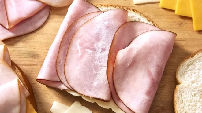 چند برش کالباس روی نان