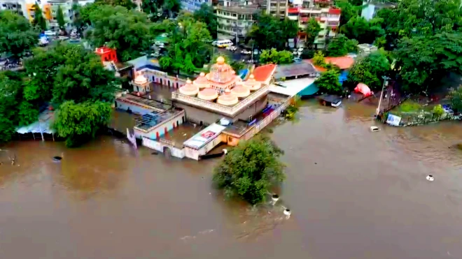 पुण्यात पावसानंतर बराच परिसर पाण्याखाली गेला. 
