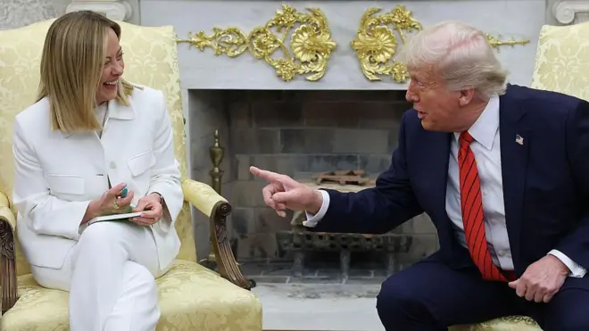 صورة للرئيس الأمريكي دونالد ترامب إلى جانب رئيسة الوزراء الإيطالية جورجيا ميلوني.