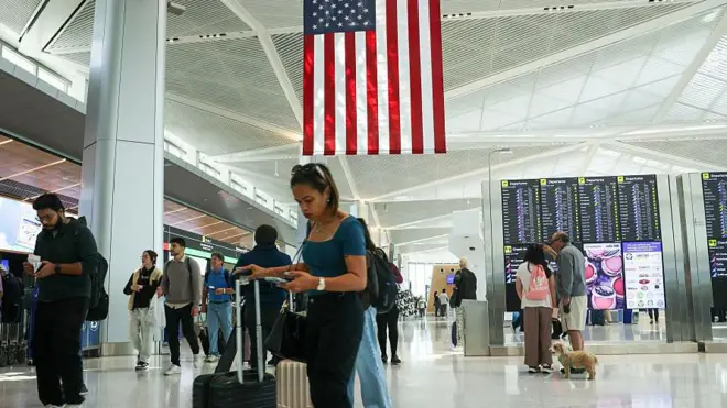 Pesssoas em aeroporto nos EUA
