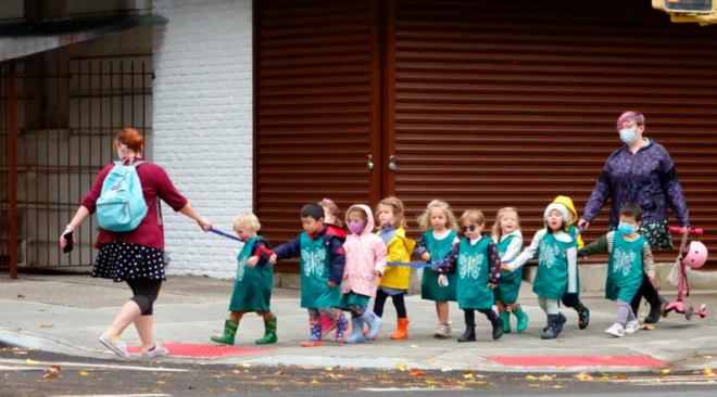 መንገድ ላይ ያሉ ልጆች