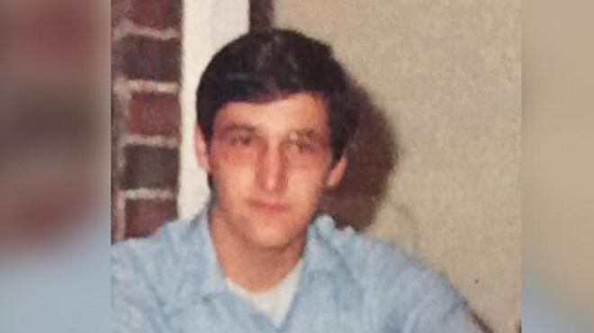 Um jovem brancobetfair como ganharóculos e camisabetfair como ganharuma foto antiga,betfair como ganharbaixa resolução.