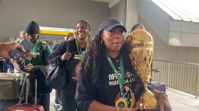 Rena Wakama carry di Afrobasket trophy wen she land Abuja, Nigeria capital