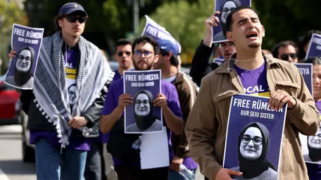 Protesta por la detención por agentes vestidos de civil de Rumeysa Ozturk, estudiante de la Universidad de Tufts y ciudadana turca.