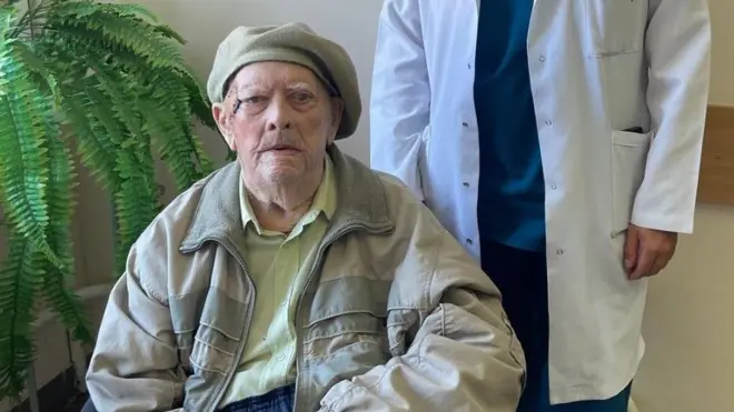 102-річний пацієнт на візку поряд із лікарем