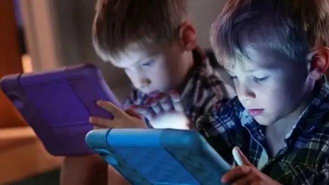 garotos com telas de computadores