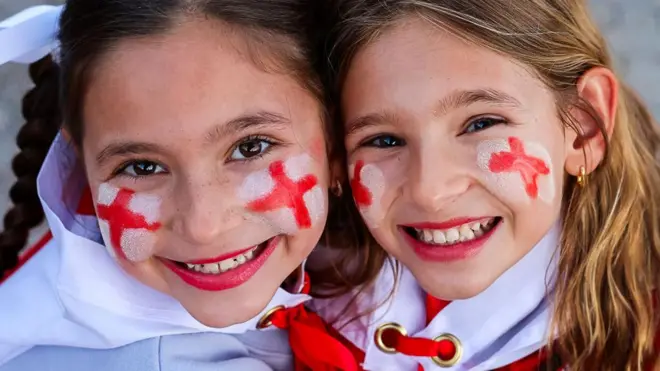 स्पेन का समर्थन करने पहुंचे दर्शक