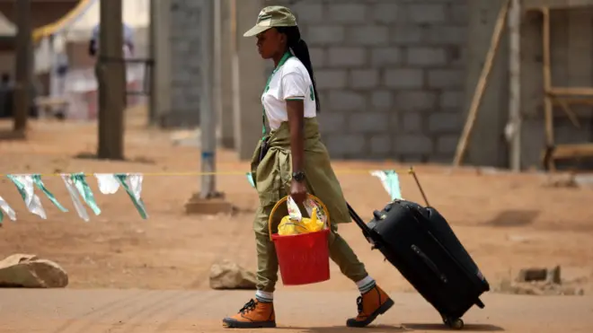 Aworan agunbanirọ obinrin to wọ ṣokoto