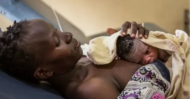 Obinrin to ṣẹṣẹ bimọ