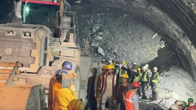 উত্তরকাশীর এই সুড়ঙ্গের ভেতরেই ৮০ ঘণ্টার বেশি সময় ধরে আটকে আছেন শ্রমিকরা