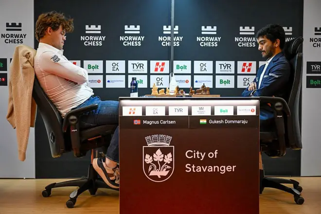 मॅग्नस कार्लसन आणि डी. गुकेश