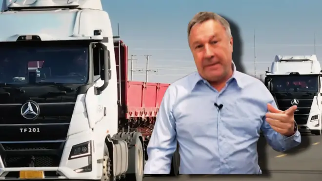 BBC驻中国记者麦笛文和一台自动驾驶的卡车。