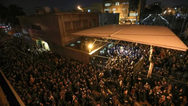 이란 군 당국이 여객기 격추 사실을 시인하자 테헤란에서 이란 정부를 비난하는 시위가 열렸다