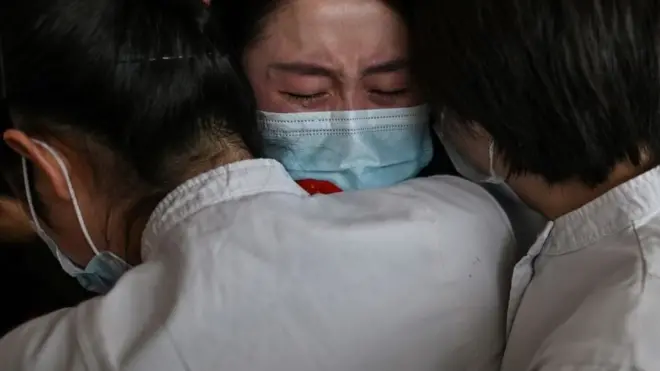 ыйлап жаткан аял