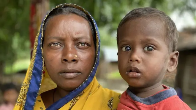 अपने नाती के साथ खड़ी चनवा