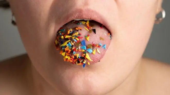 Жіночий язик з кольоровими часточками пластику