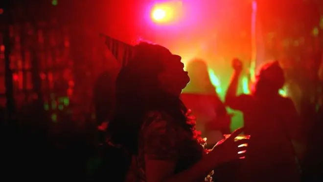 భారీ మ్యూజిక్, లైటింగ్ మధ్య రేవ్ పార్టీలు జరుగుతుంటాయి.