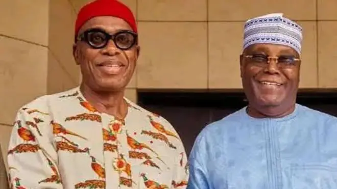 Chibuike Amaechi dey shake hand wit Atiku Abubakar as dem pose face camera.
Amaechi wear red cap with flowered cream colour cloth while Atiku wear sky blur cloth wit bue cap wey dey design.