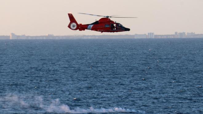 Helicóptero sobrevoando mar 