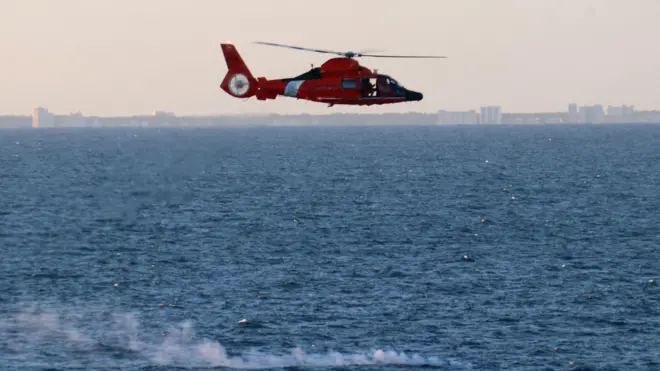 Helicóptero sobrevoando mar 