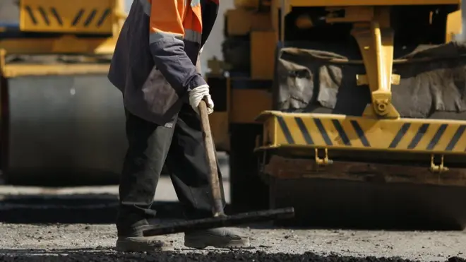 Жителям многих городов приходится годами ждать бригад по ремонту дорог