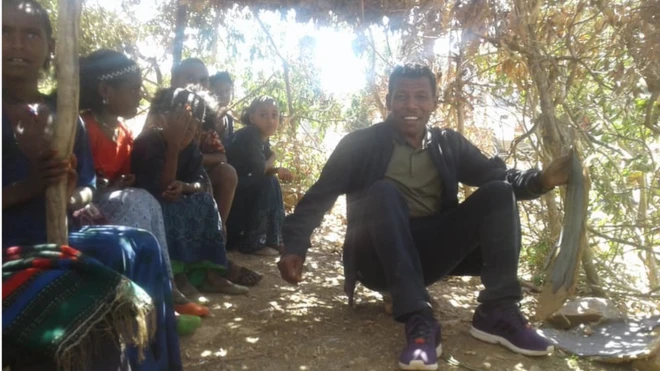 አትሌት ኃይለ ገ/ሥላሴ በዳስ ትምህርት ቤት ውስጥ