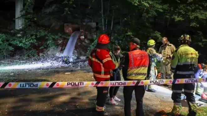 ፖሊሶች በዋሻው አካባቢ