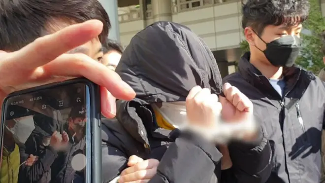 'n번방' 사건의 핵심 피의자로 지목되는 조모씨가 19일 피의자심문에 출석하고 있다