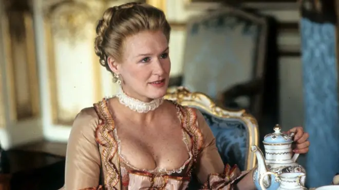 Además de Glenn Close, la película "Relaciones peligrosas" (1988) contó con un elenco lleno de estrellas como John Malkovich, Michelle Pfeiffer, Keanu Reeves o una jovencísima Uma Thurman.