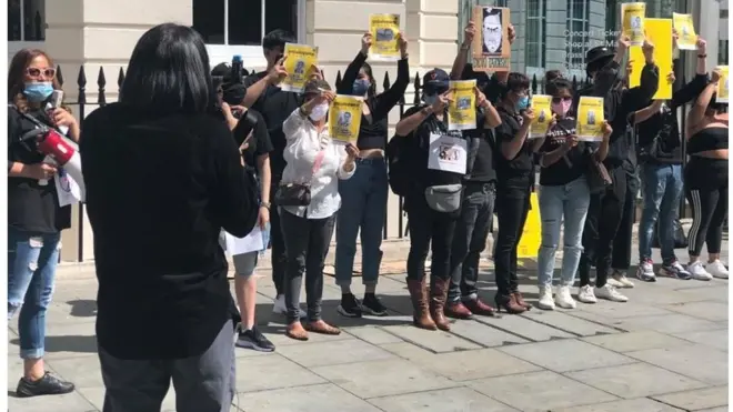 กลุ่มคนไทยได้รวมตัวกันที่โบสถ์เซนต์มาร์ติน บริเวณจัตุรัสทราฟัลการ์ กลางกรุงลอนดอน จัดกิจกรรมที่ชื่อว่า "อยู่อังกฤษขอพิชิตเผด็จการ"