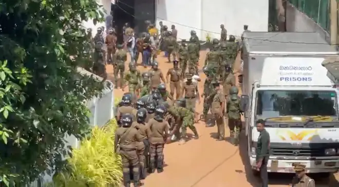 මීගමුව බන්ධනාගාරය තුළ නැවතත් නොසන්සුන්තාවක් ඇති වී ඇතැයි එම ස්ථානයේ සිටින බීබීසී සිංහල වාර්තාකරු පවසයි.