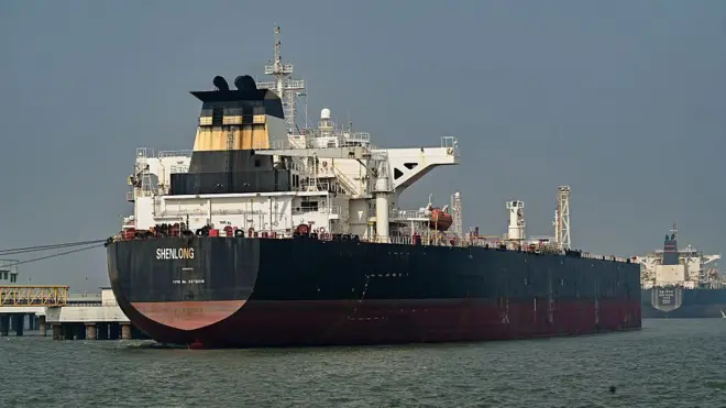 Navio petroleiro atracado