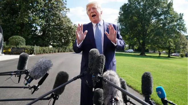 Los demócratas sostienen que Trump abusó de su poder como presidente para presionar a Ucrania con el fin de obtener información incriminatoria contra Joe Biden, su principal rival en las elecciones de 2020.